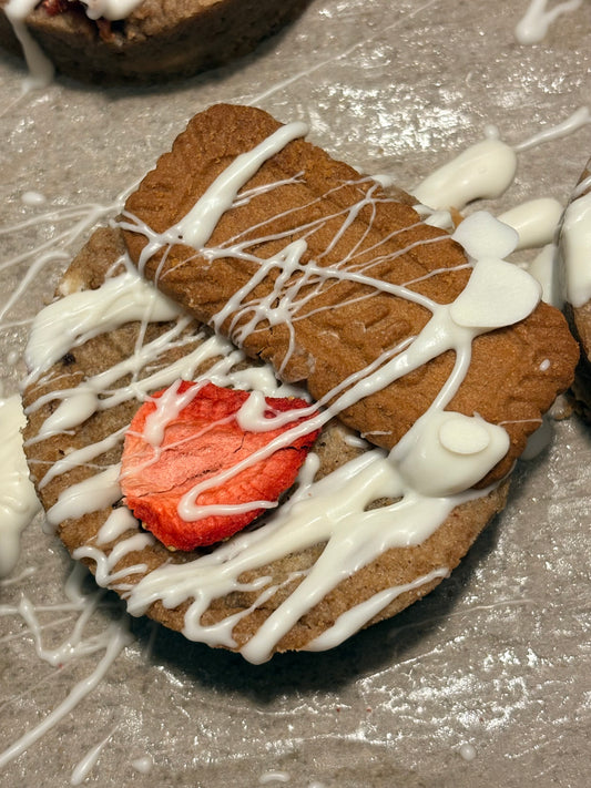 White Chaklet Skrawberr’ Biscoff